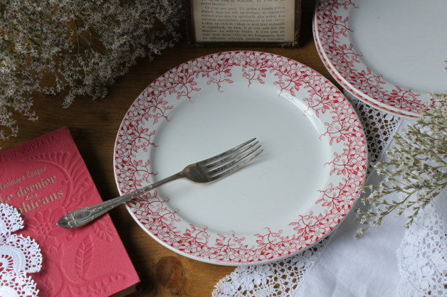 複数枚あり！サルグミンヌ窯 桜のような花模様のディナー皿（プレート） フランスアンティーク食器 – チェルシーオールド