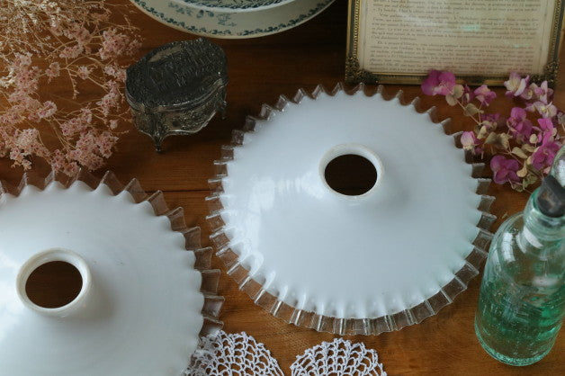 ミルクガラスが優しげなガラスランプシェード フランスアンティーク