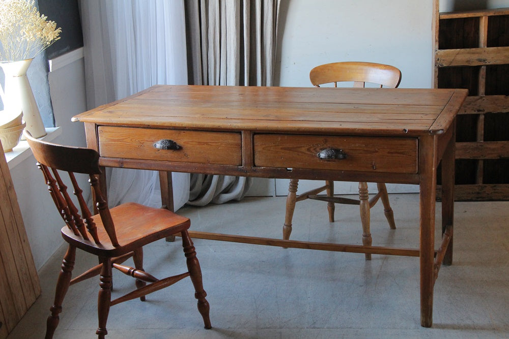 飴色の木肌が美しい1870年代テーブル（横幅149cm） イギリス 