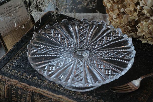 低めで使いやすいガラスのケーキコンポート（プレスガラス） イギリス