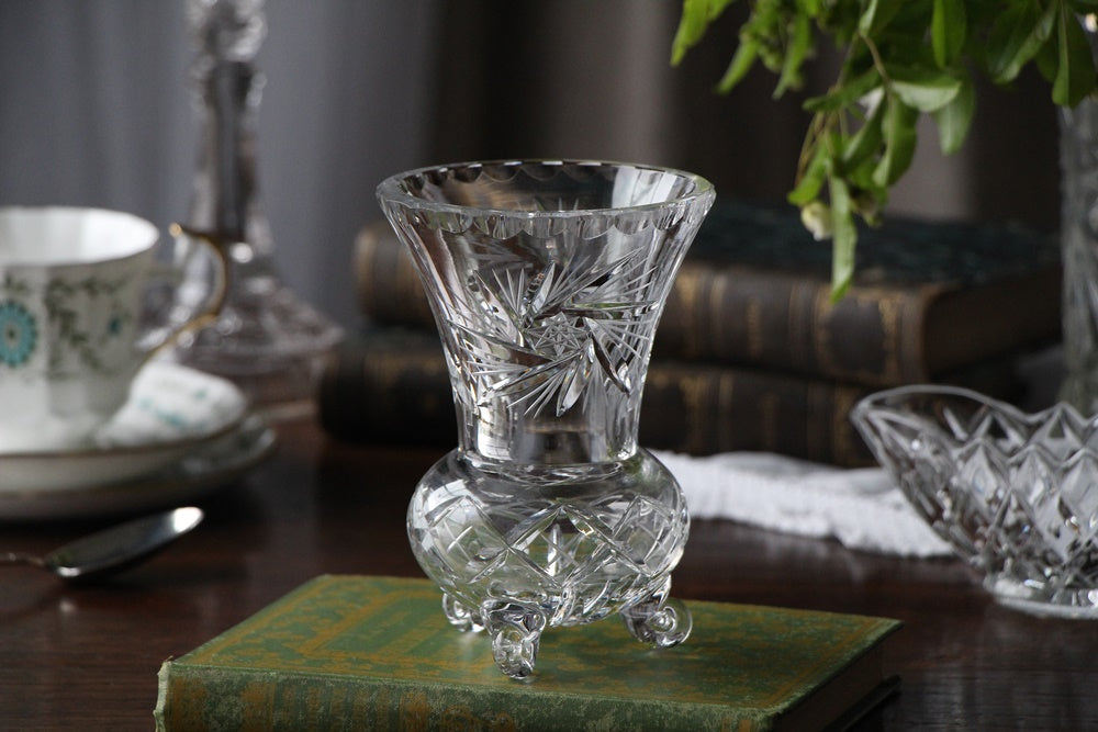 可愛らしい足つきガラスフラワーベース（花器） イギリスアンティークガラス雑貨 – チェルシーオールド