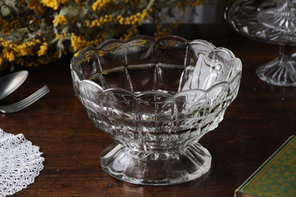 厚みとぽってり感が魅力のガラスボウル（直径20cm） イギリスアンティークガラス雑貨 – チェルシーオールド