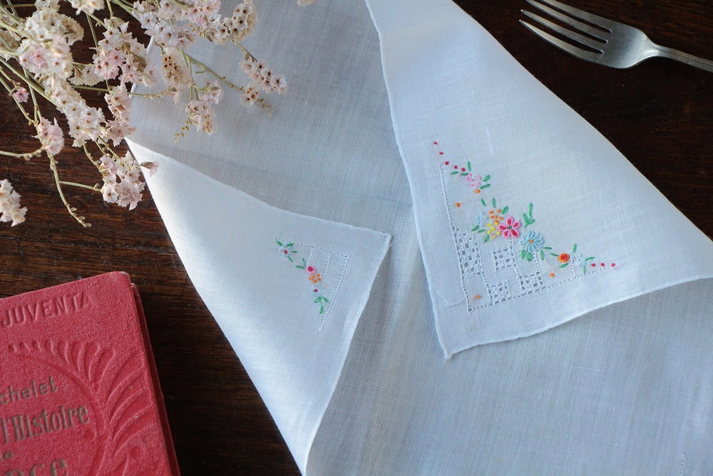 繊細な花の刺繍が可愛いらしくて美しいティーナプキン（24.5x24cm ...