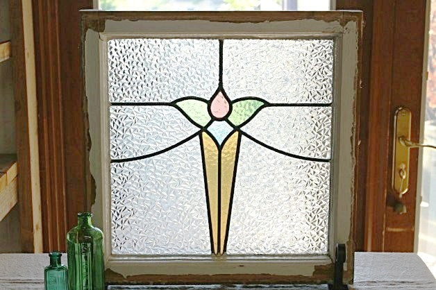 キラキラとしたガラスがとても美しい花模様のステンドグラス イギリス