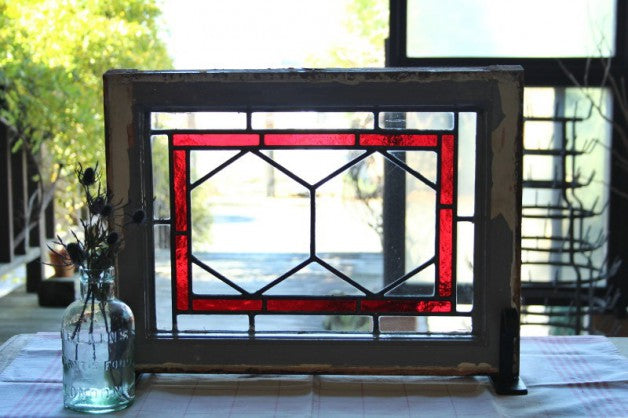 赤いガラスが印象的な六角形の幾何学模様ステンドグラス イギリス