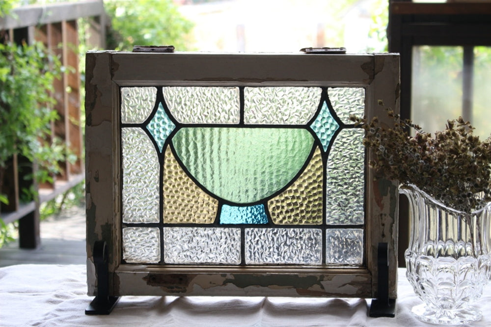 水色のガラスが綺麗な幾何学模様のステンドグラス イギリスアンティーク(住宅窓) 48cm×38cm – チェルシーオールド