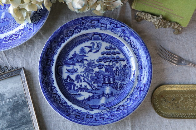 アジアへの憧れが絵柄になったブルーホワイト皿 イギリスアンティーク食器 – チェルシーオールド