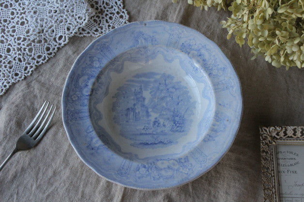 優しい水色が素敵なブルー＆ホワイトスープ皿 イギリスアンティーク