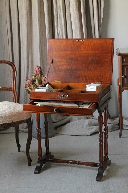 美しい木肌が魅力のソーイングテーブル（裁縫机） フランス