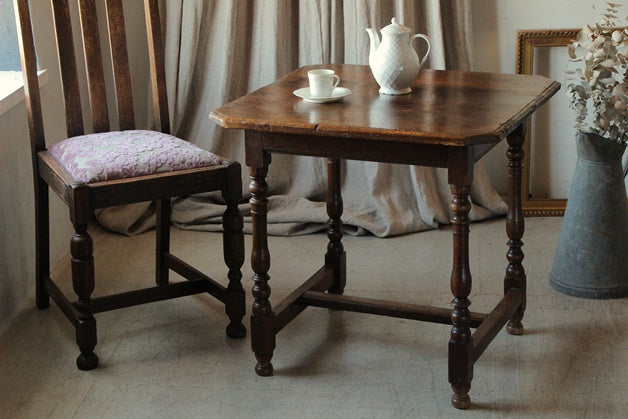 1700年代小さなサイズのオーク材テーブル（机）フランスアンティーク 