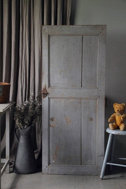 小屋の扉に可愛い小さなブルーグレーペイントドア（扉） フランス 