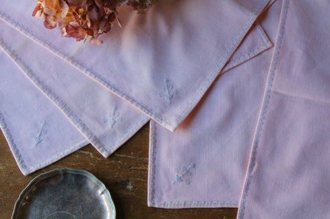 5枚あり  ピンクにグレーの手刺繍が可愛いクロス　フランスアンティーク生地雑貨