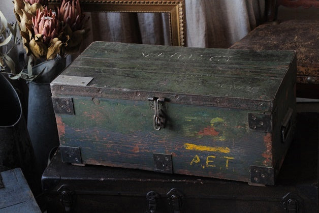 –　チェルシーオールド　第一次世界大戦時の味わい深いグリーンの木箱　フランスアンティークインテリア雑貨