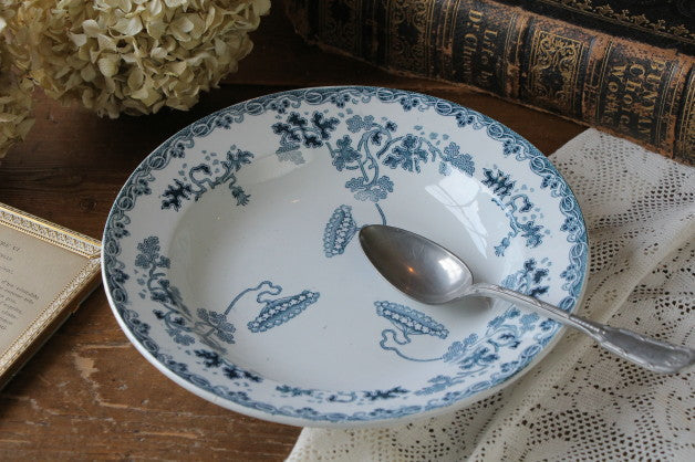 神秘的な絵柄が美しい大きめ深皿 フランスアンティーク食器