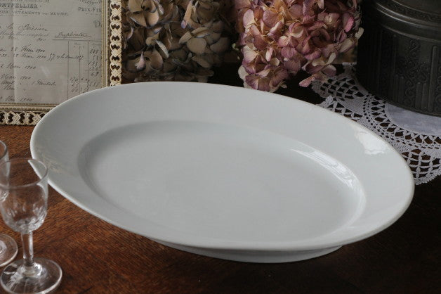 ずっしりとした重さを感じる白いオーバル皿 フランスアンティーク食器 ...