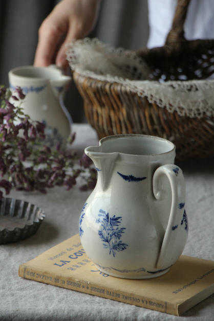 白地にブルーの花模様が可愛いサンチューズ窯ジャグ フランス 