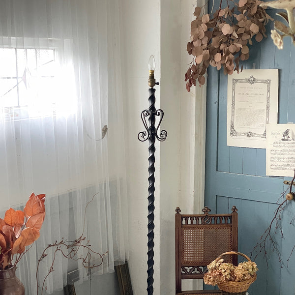 アイアンワークが素敵なアイアンフロアスタンド（高さ169cm） フランス