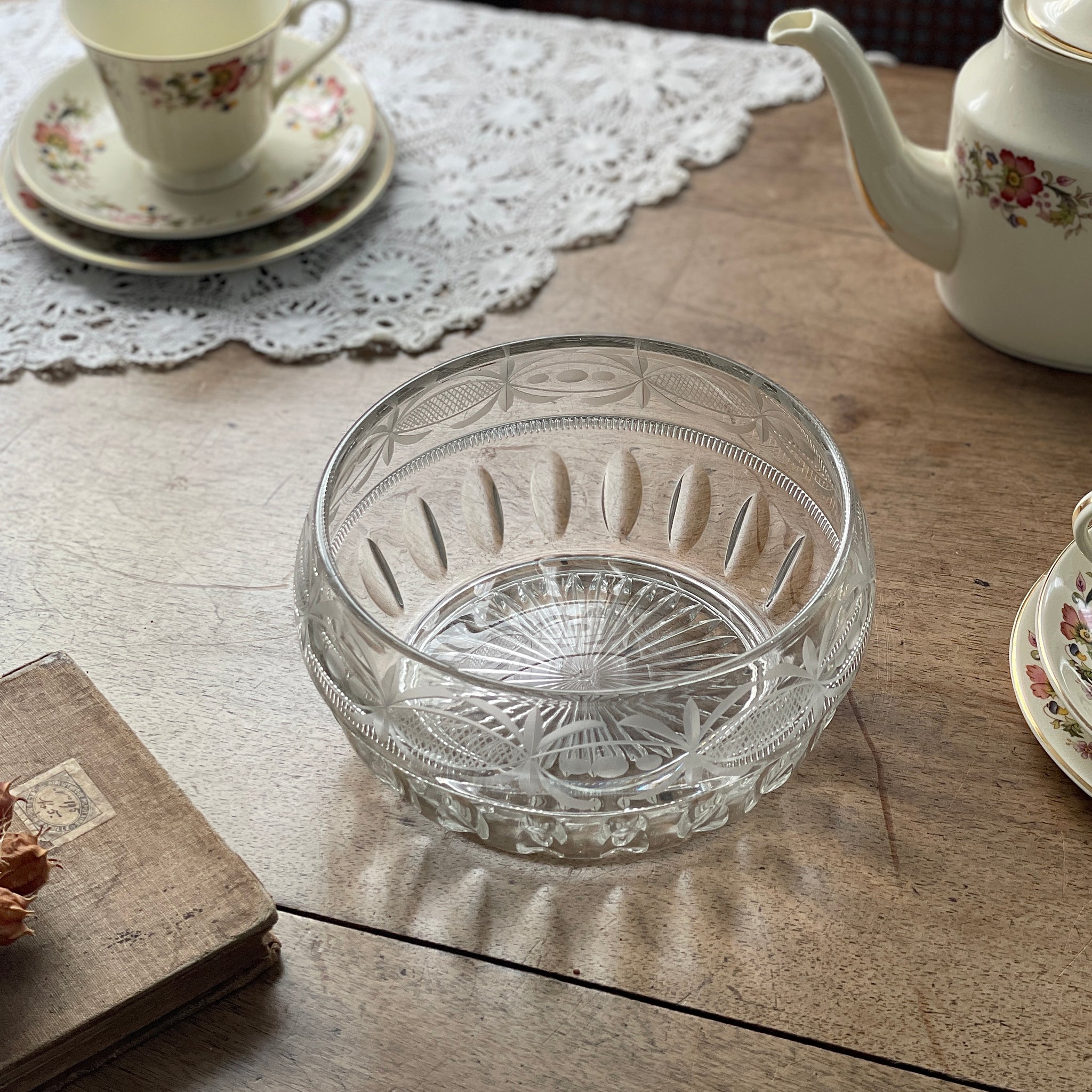 エッチングが可愛いガラスボウル（直径17.5cm） イギリスアンティーク