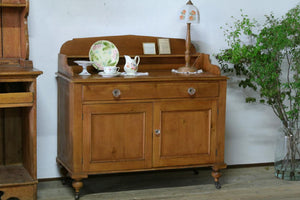 レアデザインのオールドパインカップボード（食器棚）　 イギリスアンティーク家具