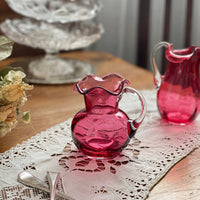 小さくて可愛いクランベリーガラスミルクジャグ（高さ10.5cm）　イギリスアンティーク