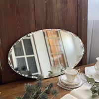 アールカットが可愛いオーバルミラー（55x32.5cm）　イギリスアンティーク