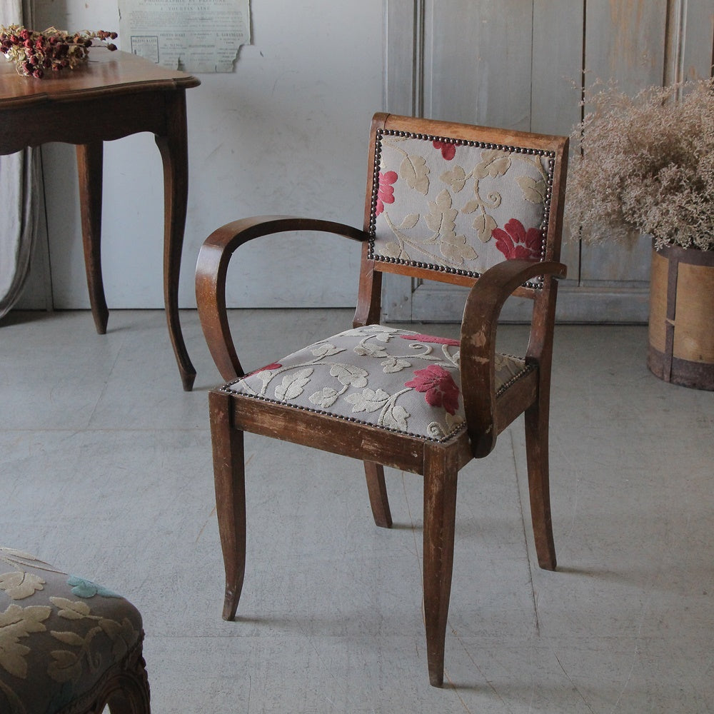 小ぶりなアームチェア（横幅55cm）張り替え済み　フランスアンティーク