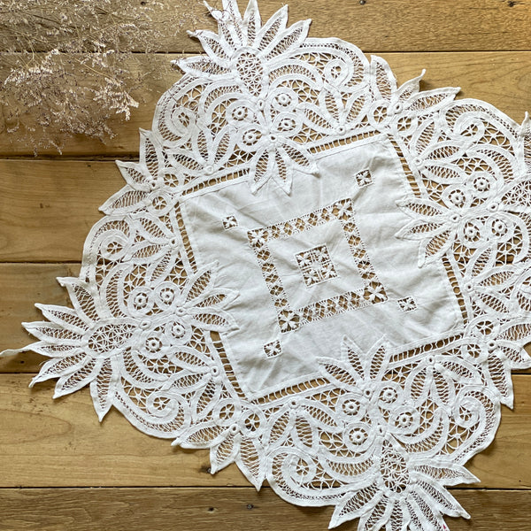 ドロンワーク・バテンレース刺繍テーブルクロス（59x60cm） イギリス