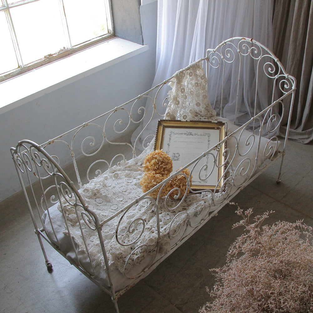 曲線が可愛いアイアンベビーベッド（横幅130cm）　フランスアンティーク