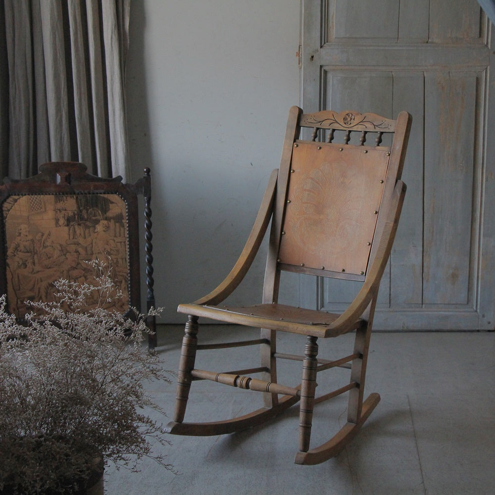 人気の剥離仕上げのロッキングチェア（椅子）　イギリスアンティーク