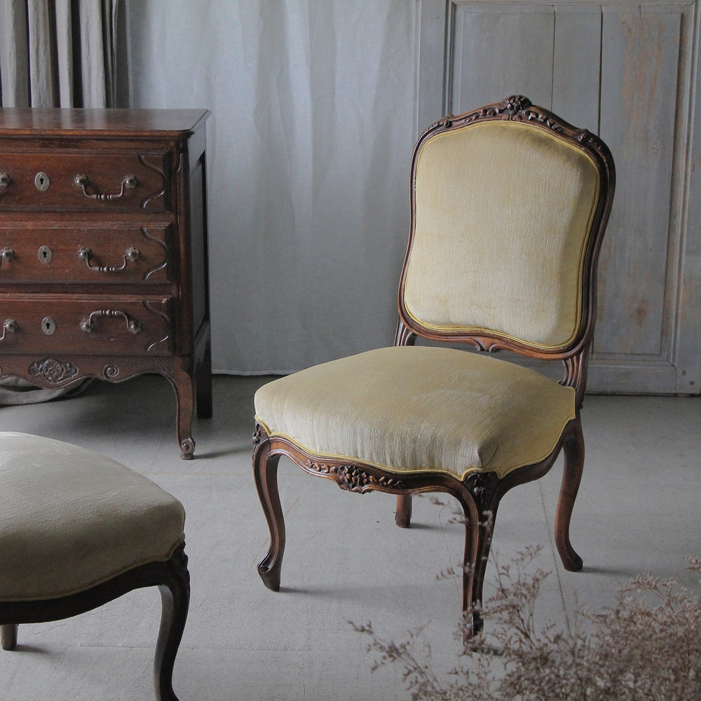 ２脚あり！1930年代彫り模様が可愛いオーク材チェア　フランスアンティーク