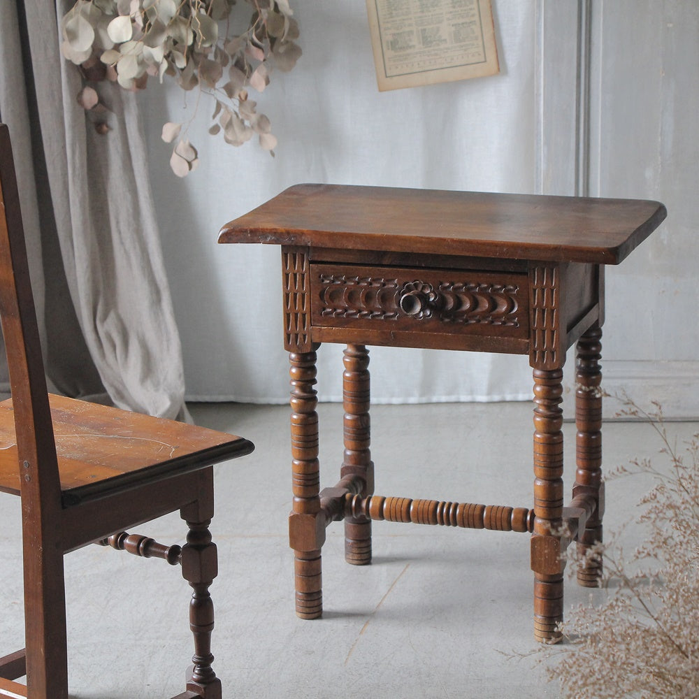 引き出し付きオーク材スモールテーブル（高さ60.5cm）　フランスアンティーク