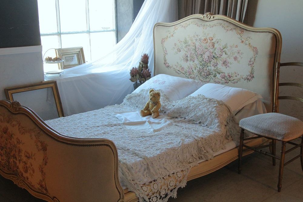 前後の花模様クロスステッチ刺繍が素晴らしいダブルサイズベッド　フランスアンティーク家具