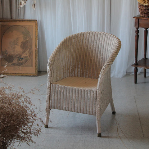 ベビーピンクの小ぶりなロイドルームチェア（椅子）高さ70cm　イギリスアンティーク