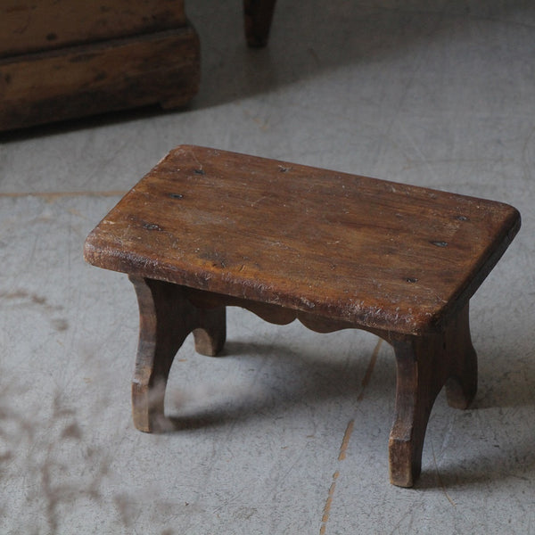 ラインが美しい小さなスツール（高さ17.5cm） フランス