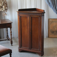 1900年代マホガニー材コーナーカップボード（高さ111.5cm）　イギリスアンティーク