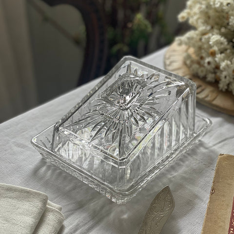 キラリとしたガラスが美しいバターケース（17.5x14cm）　イギリスアンティークガラス雑貨
