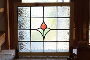赤い蕾にパステルガラスが可愛いステンドグラス イギリスアンティークガラス（住宅窓） 55.5cm×50cm