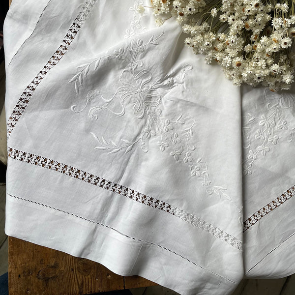 クローバーとリボンの白糸刺繍テーブルクロス（114x115cm） イギリス 