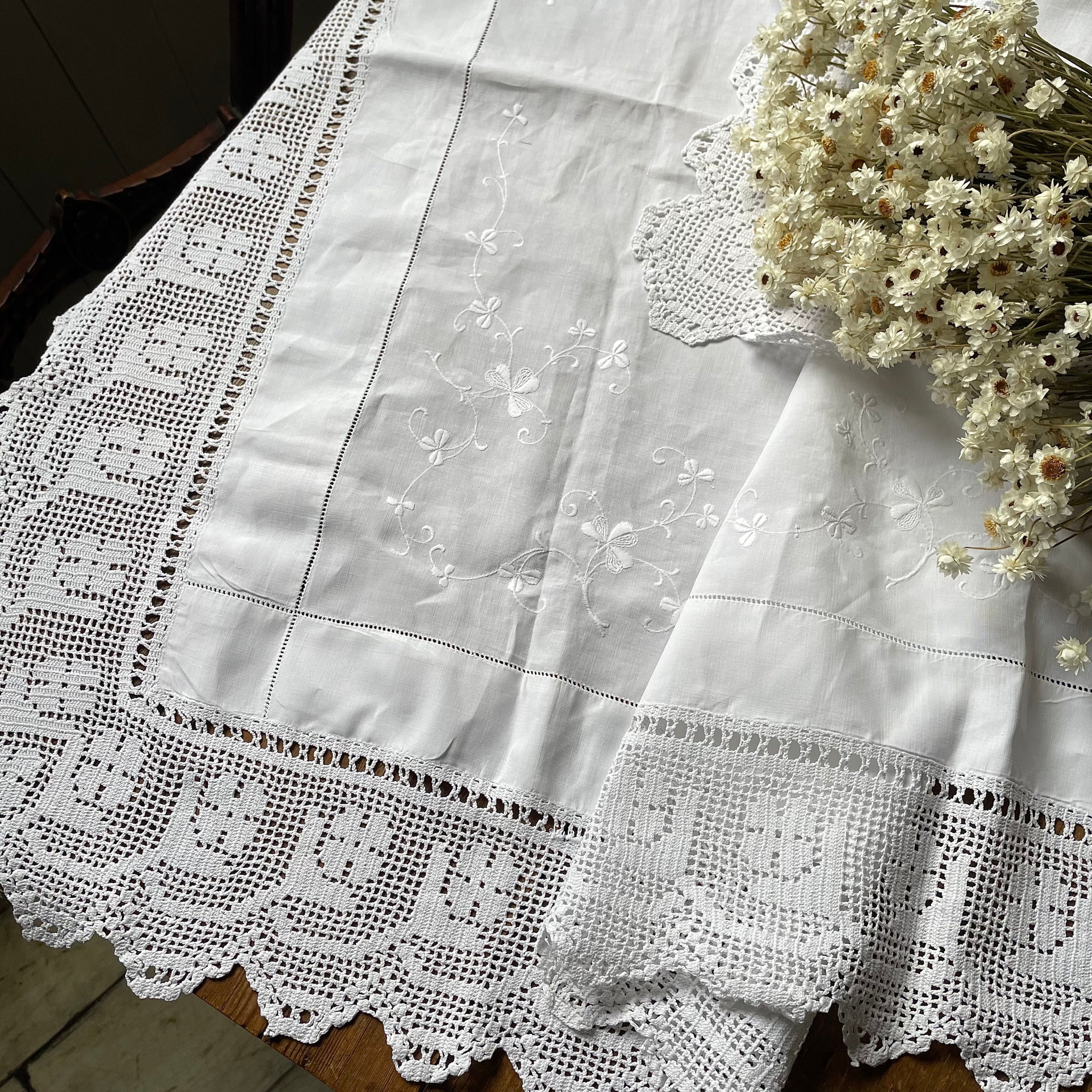 クローバーの白糸刺繍が可愛いテーブルクロス（98x98cm） イギリス 