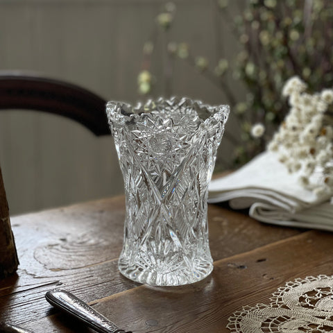 キラキラしたガラスのフラワーベース（高さ15.5cm）　イギリスアンティークガラス雑貨
