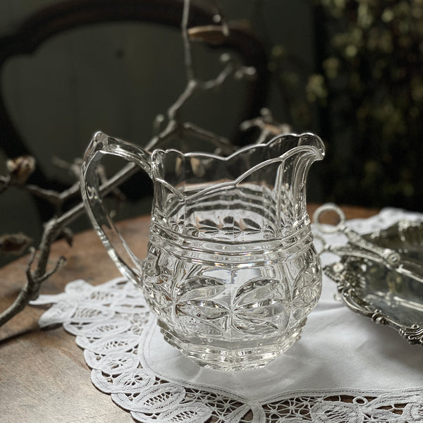 ずっしりとした重さのウォータージャグ（高さ16cm） イギリス