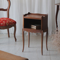 ウォールナット材小さなベッドサイドテーブル（シュベ）　フランスアンティーク