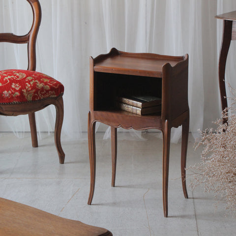 ウォールナット材小さなベッドサイドテーブル（シュベ）　フランスアンティーク