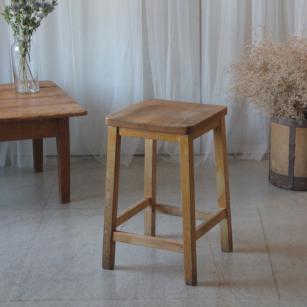 カジュアルで使いやすいスクールスツール イギリスのアンティーク