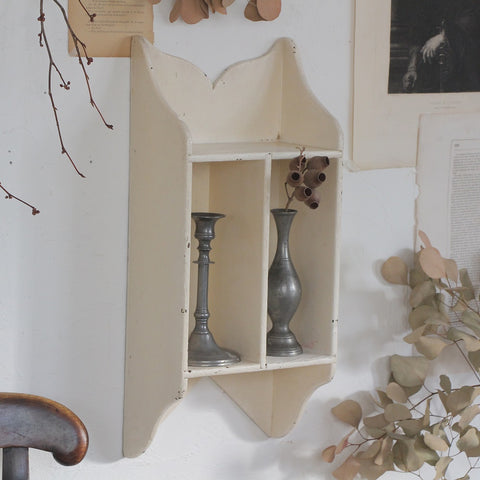 アンティークのシェルフでお洒落に壁を飾る – チェルシーオールド