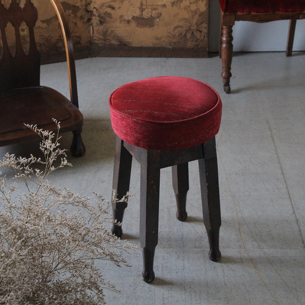 赤色生地のスツール（高さ52.5cm） イギリスのアンティーク