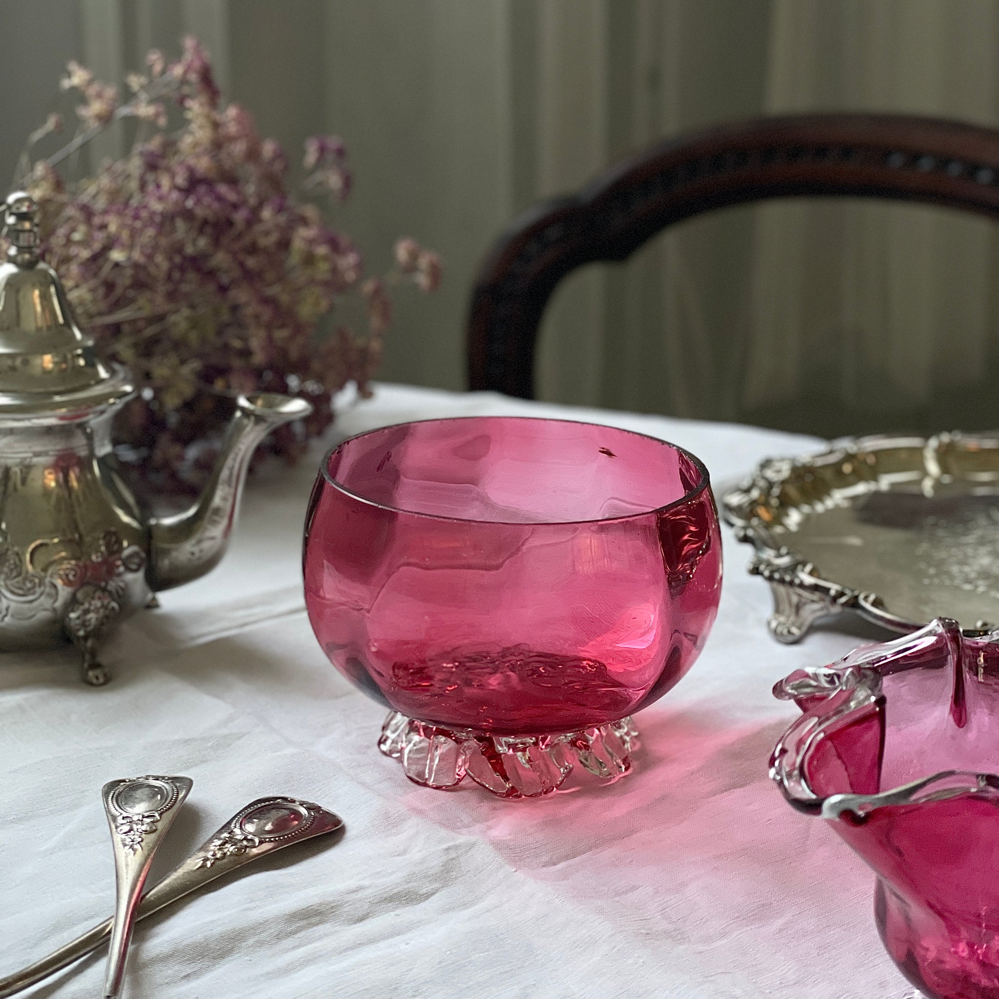 光を通すと美しいクランベリーガラスボウル（高さ9cm）　アンティー