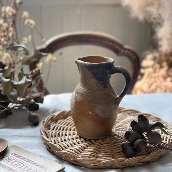 細身のラインと素朴さが魅力のジャグ（高さ16.5cm） フランス