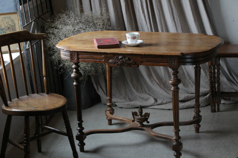脚元の装飾が素敵な1900年代ウォールナット（くるみ）材テーブル（机）　フランスアンティーク家具