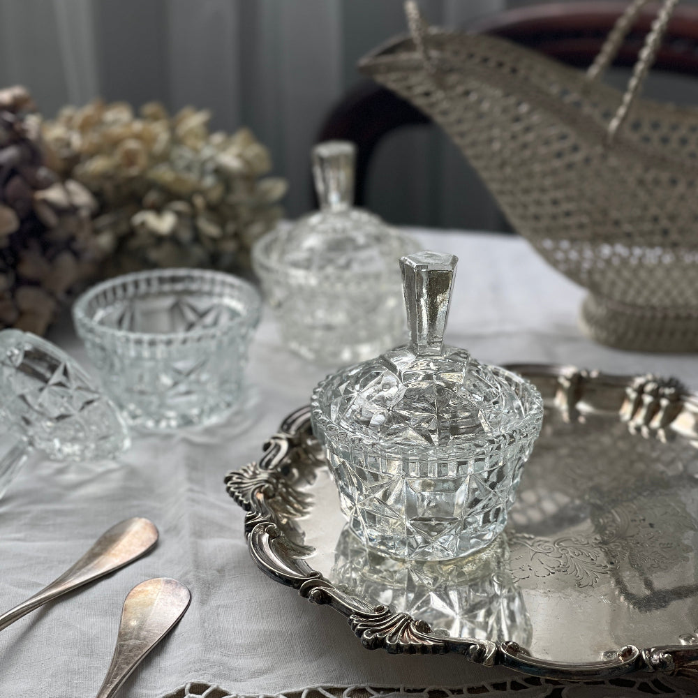 ３点あり！蓋付き小さなガラス容器（高さ11.5cm）　イギリスアンティーク